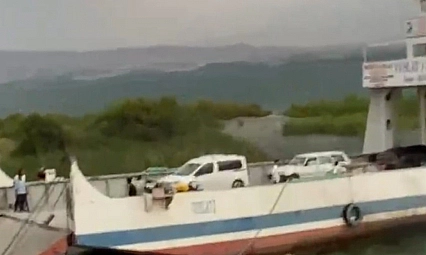 Fırtına Feribotun İskeleye Yanaşmasını Engelledi