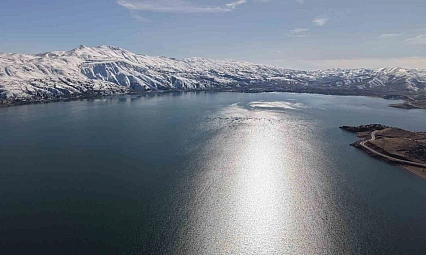 Kar ve Güneşin Buluştuğu Hazar Gölü Büyüledi