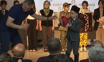 Minik Tuna ve Babasının Bayrak Hikâyesi Gönüllere Dokundu