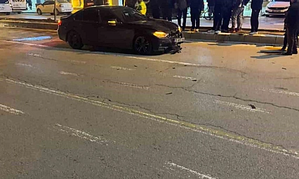 Otomobil, Yayalara Çarptı: 2 Ağır Yaralı