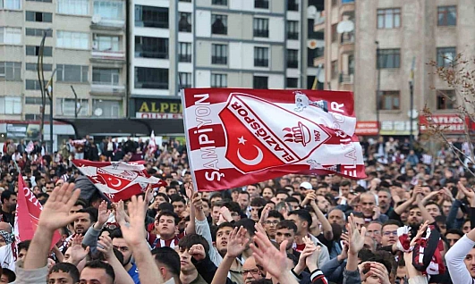 Elazığ'da binlerce taraftar, dev ekranda maçı izledi