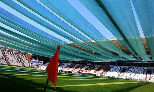 Elazığ'da Stat Çimleri Sıcaktan Fan ve Perdelerle Korunuyor