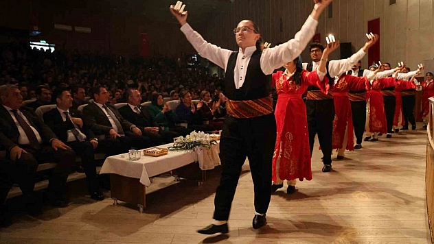 Annesinin kanseri ikinci kez yendiğini söyleyen öğrenci, salonda uzun süre alkış aldı.