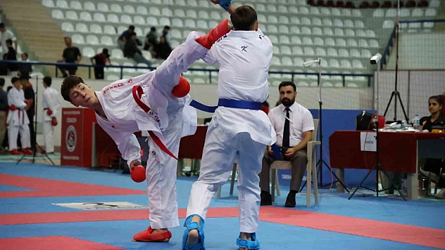 51 ilden bin 200 sporcu, Elazığ'da karate müsabakaları için bir araya geldi.