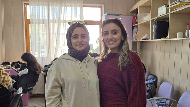 Abla ve kardeş, hayallerini gerçekleştirmek için kuaförlük eğitimi alıyor.