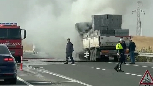 Alev alan tır, itfaiye ekipleri tarafından söndürüldü