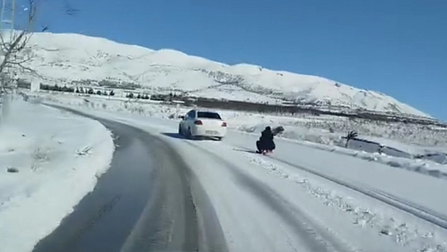Araca bağladığı kızağı uzun bir mesafe boyunca çekti