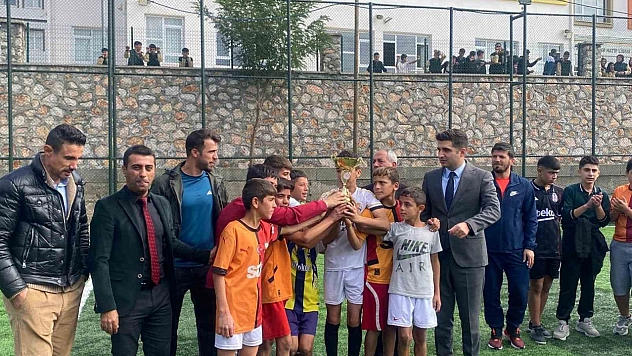 Arıcak'ta düzenlenen ortaokullar arası futbol turnuvası tamamlandı
