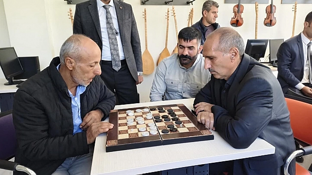 Arıcak'taki Dama Turnuvası'nda yarı final heyecanı yaşanıyor.