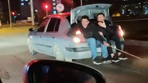 Bozulan TOFAŞ aracı ip yardımıyla çekildi.