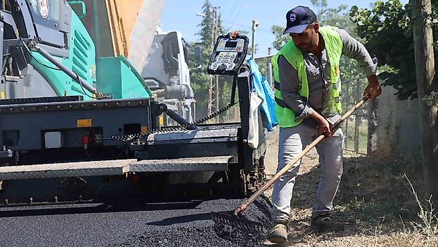 Kavurucu Sıcakta Zorlu Mesai: Asfalt İşçileri Görev Başında