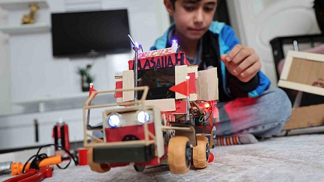 Atık malzemeler ve harçlığı ile traktör maketi yapan Selçuk, Selçuk Bayraktar'ı örnek alıyor