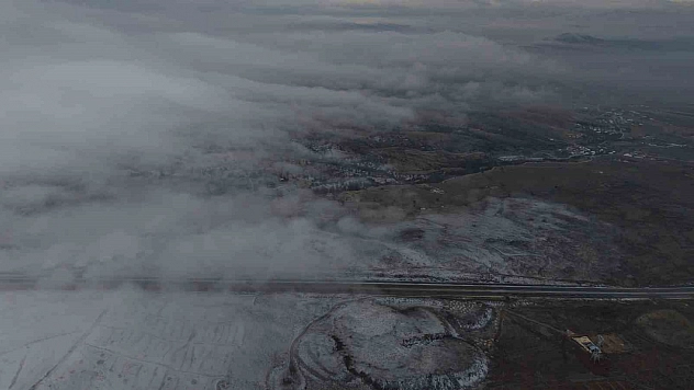 Aynı yükseklikte kar ve sis.