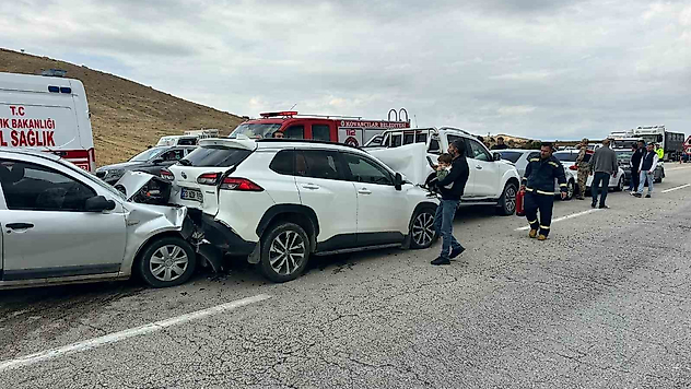 Elazığ'da Başkan Septioğlu'nun Konvoyunda Kaza: İlk Müdahale Milletvekili Keleş'ten