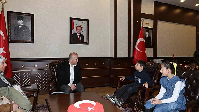 Bayrak Nöbeti Tutan Minik Öğrenciler Vali Hatipoğlu'nun Konuğu Oldu