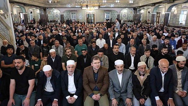 Vatandaşlar Bayram Namazı İçin Camilere Akın Etti