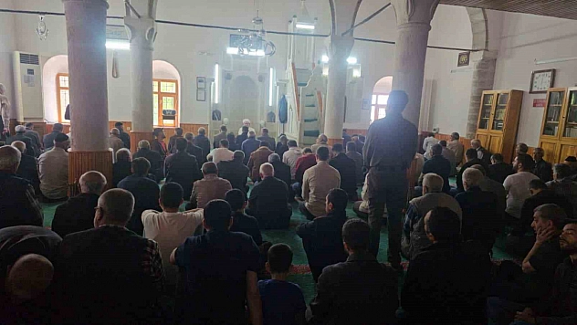 Bayram Ve Cuma Coşkusu Camilerde Buluştu