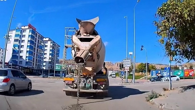 Beton mikserinin yola çimento dökerek hareket ettiği anlar kayıtlara yansıdı