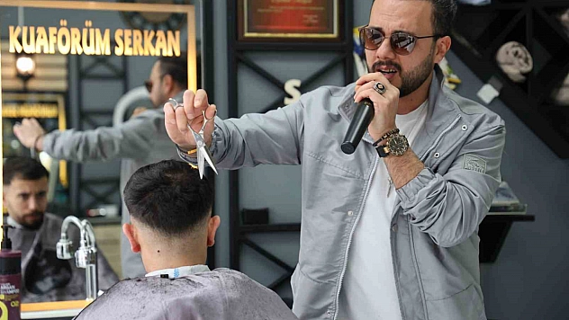 Bir Elinde Makas, Diğer Elinde Mikrofon