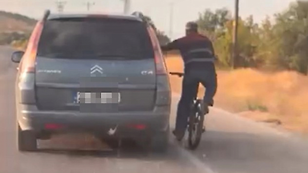 Bisikletli Sürücü Trafiği Tehlikeye Attı