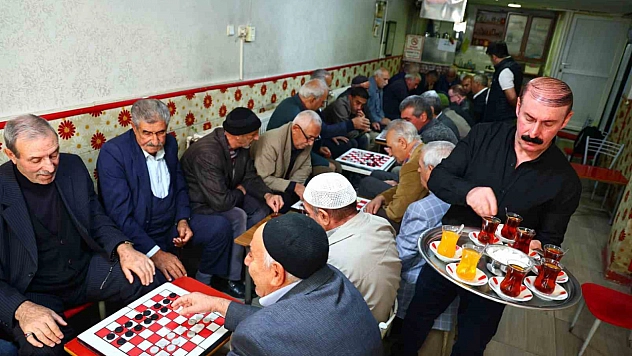 Bu çay ocağında yıllardır yalnızca dama oynanıyor.