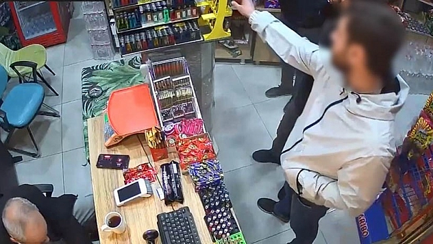 Çakmak çalan kişi güvenlik kamerasına takıldı.