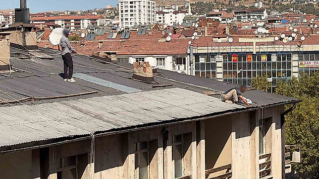 Çatıdaki Tehlikeli Çalışma: Beline Halat Bağlayarak Güvenlik Önlemi Aldı