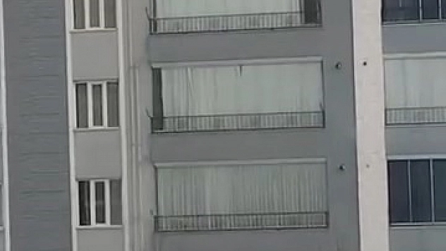 Çatıdaki karı temizlerken canını tehlikeye attı.