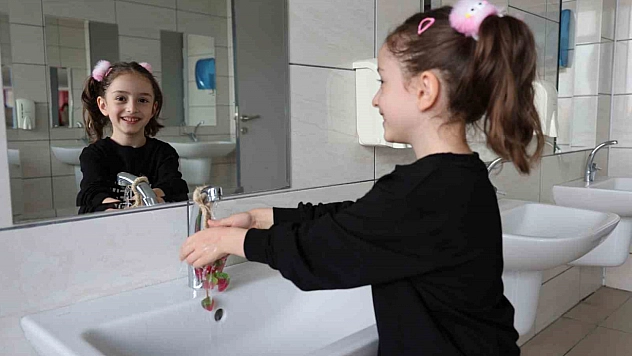 Çocukları el yıkamaya teşvik etmek amacıyla meyve şeklinde sabunlar tasarladı.