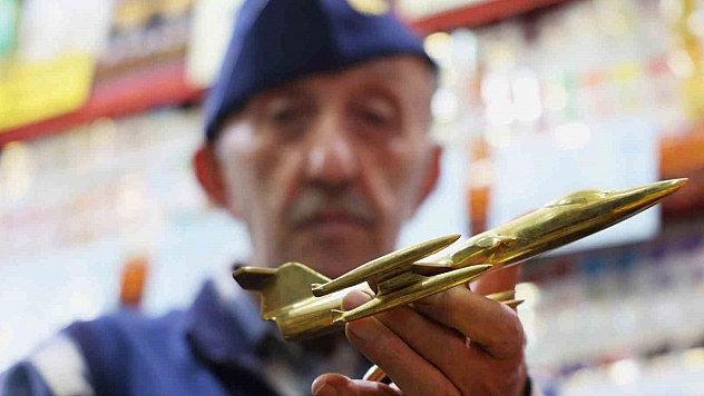 Çocukluk hayali pilot olmak olan kişi, son 60 yılda yaklaşık 300 uçak maketi biriktirdi.