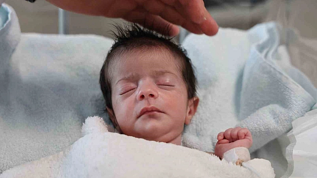 Doğuştan yemek borusu bulunmayan 4 günlük bir bebek, Elazığ'da hayata tutunmayı başardı.