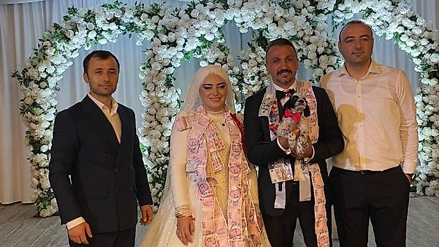 Düğünde Altın Yerine Köpek Taktı