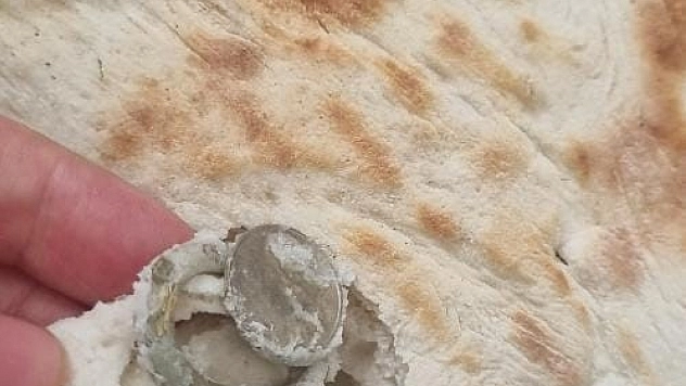 Ekmeğin İçerisinden Bozuk Para Halkası Çıktı