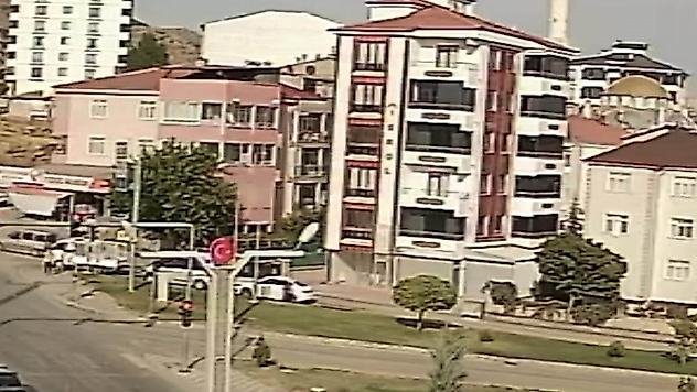 El Freni Unutuldu, Otomobil Cadde Boyunca İlerleyip Tarlaya Uçtu