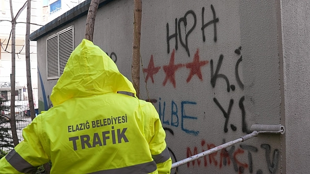 Elazığ Belediyesi, Duvar Yazılarını Temizliyor