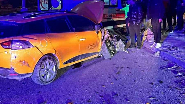 Elazığ'da Taksi ile Hafif Ticari Araç Çarpıştı: 4 Yaralı
