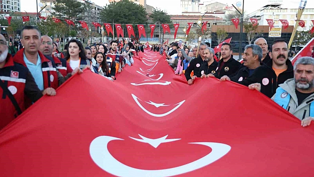Elazığ'da Dev Türk Bayrağıyla Fener Alayı Coşkusu
