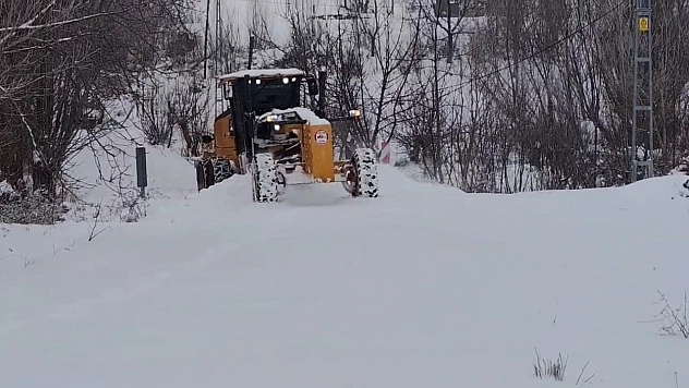 Elazığ'da 181 köy yolunda ulaşım sağlanırken, 365 köy yolunda ise çalışmalar devam ediyor.