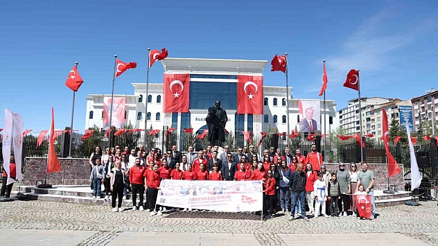 Elazığ'da 19 Mayıs Coşkusu Çelenk Sunma Töreniyle Başladı