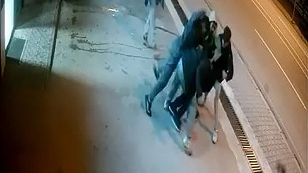 Elazığ'da 4 kişi bir kişiye saldırdı saldırganlardan biri şahsın kulağını ısırarak kopardı.