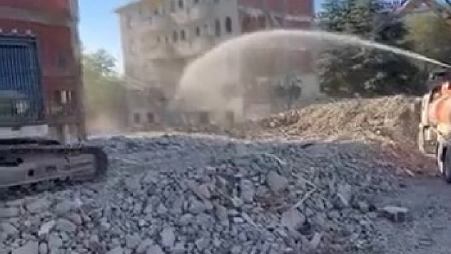 Elazığ'da 5 Katlı Bina Korna Sesiyle Yıkıldı