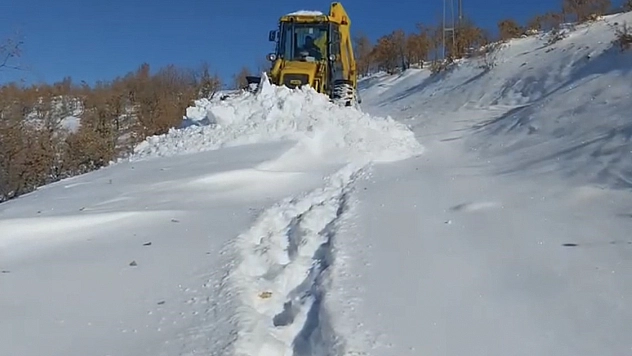 Elazığ'da 79 köy yolunda çalışmalar devam ediyor.