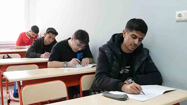 Elazığ'da 9 bin öğrenci sınav heyecanı yaşadı.