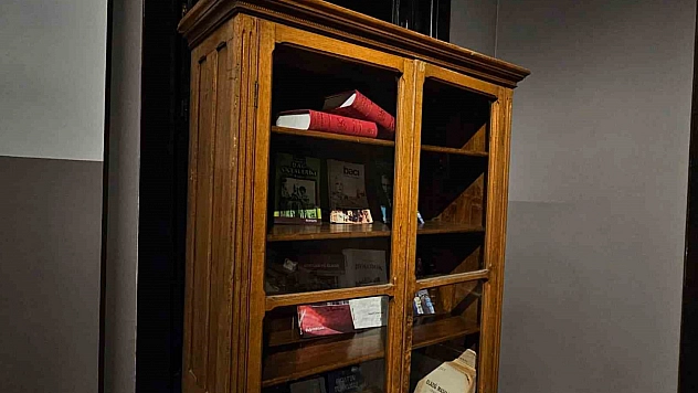 96 Yıllık Ahşap Dolap Görenleri Etkiliyor