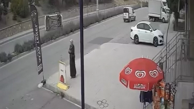 Elazığ'da bir aracın yan yattığı kaza anı kameralar tarafından kaydedildi