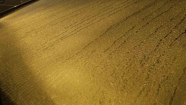 Elazığ'da araçların camları buzla kaplandı.