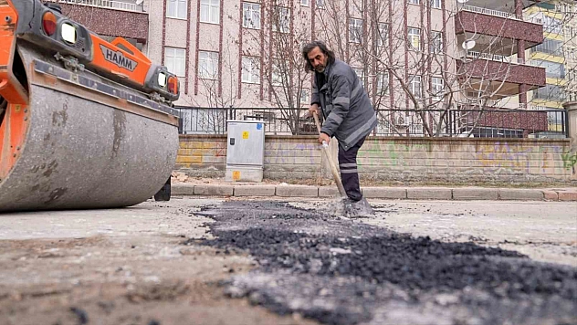 Elazığ'da Yollarda Asfalt Yama Çalışmaları Devam Ediyor