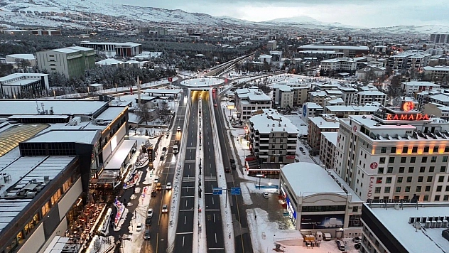 Elazığ'da belediye ekipleri, karla mücadelesini aralıksız sürdürüyor
