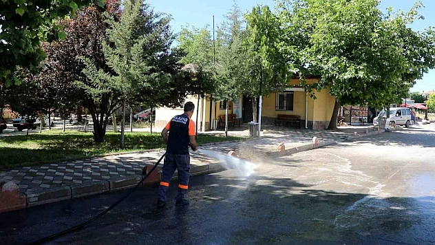 Elazığ'da Belediye Ekiplerinin Temizlik Mesaisi Sürüyor