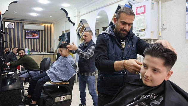 Elazığ'da Berberlerde Bayram Yoğunluğu Başladı